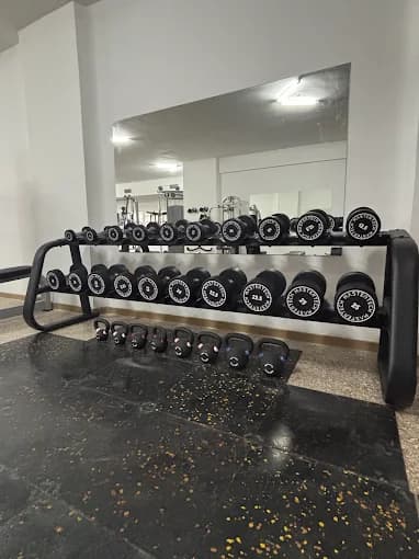 Zona de mancuernas de Warriors Sport San Martín